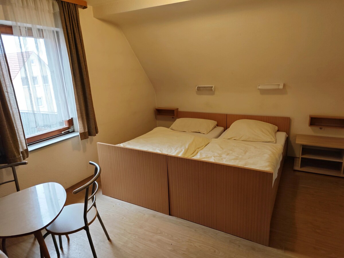 Einfaches Doppelzimmer mit Etagen Bett