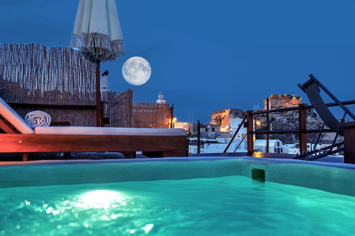 Santorini Luxury Suite w/ Rooftop HotTub & SeaView