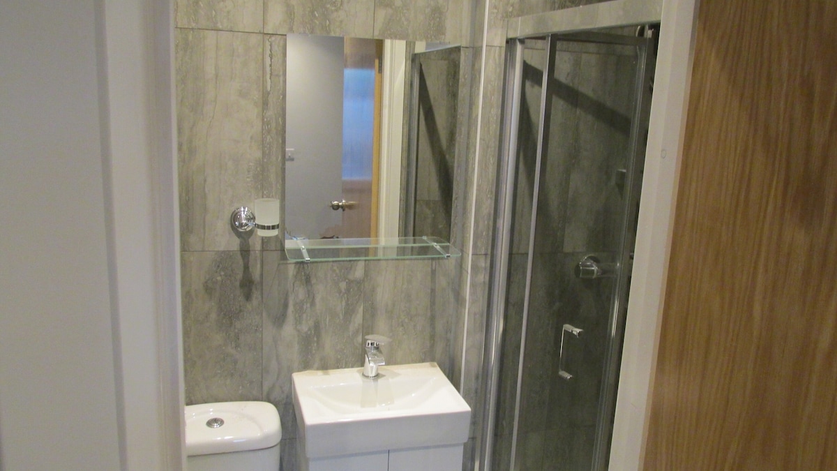 King-Classic-Ensuite with Shower