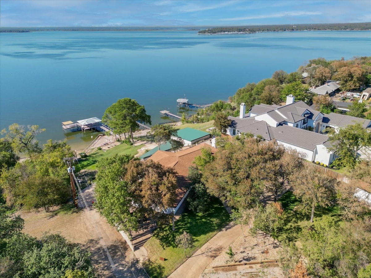 Lakeside Living at its Finest | Bar, Jacuzzi