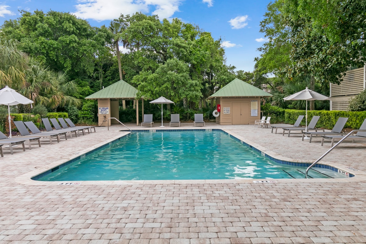 Popular location in Atlantic Beach, community pool