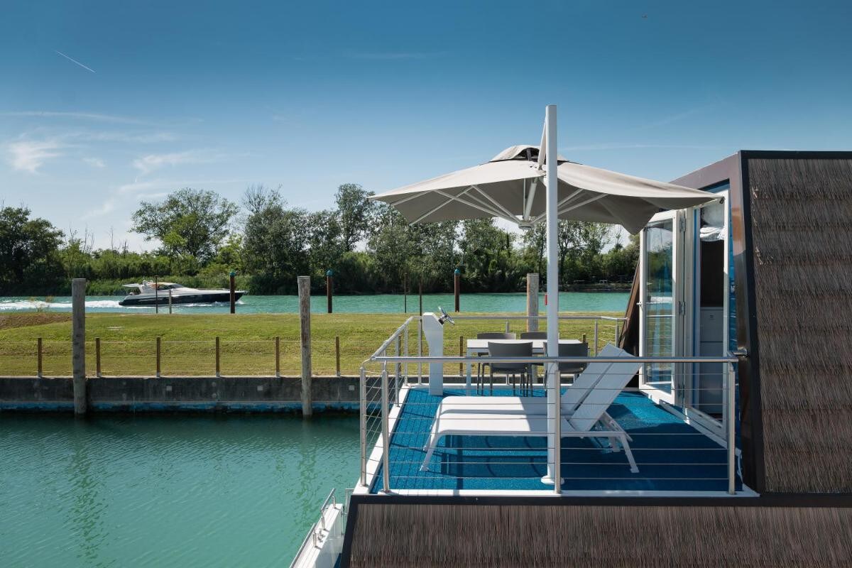 Tranquil Marina Azzurra Resort House boat 2 Bedroo