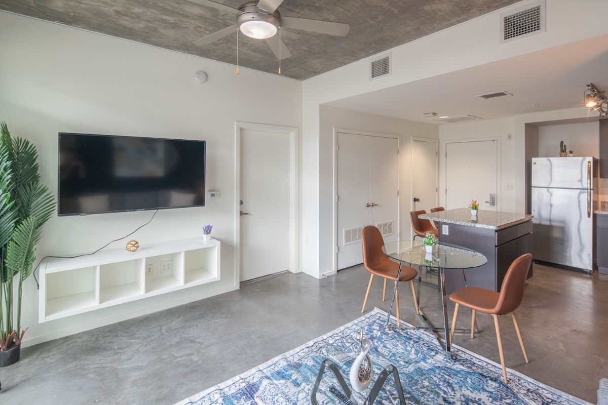 Comfy 1BD | Central Downtown | Gym+Pool+Parking