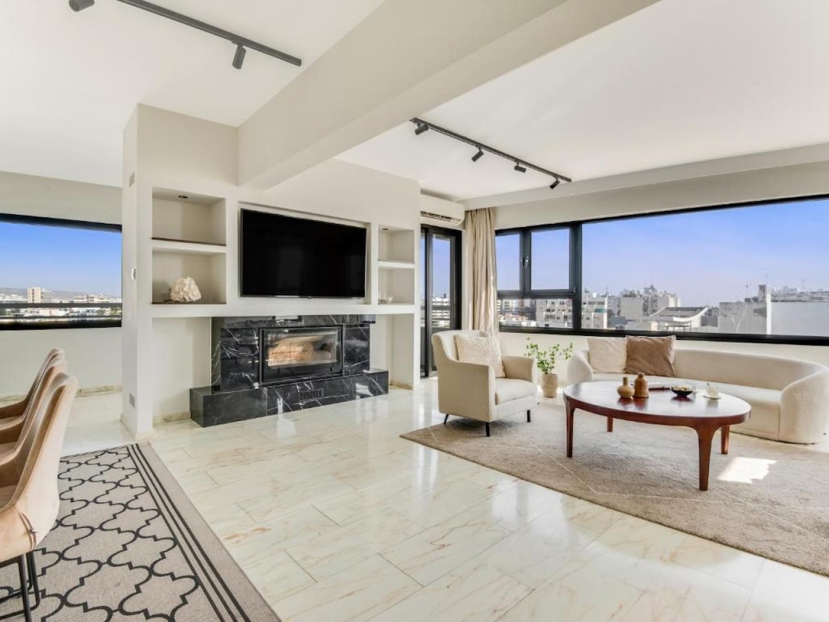 Phaedrus Living: Luxury City Center Penthouse