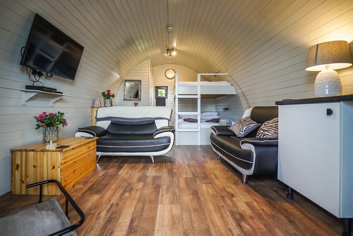 Deluxe Glamping Pod with Hot Tub in Frodsham