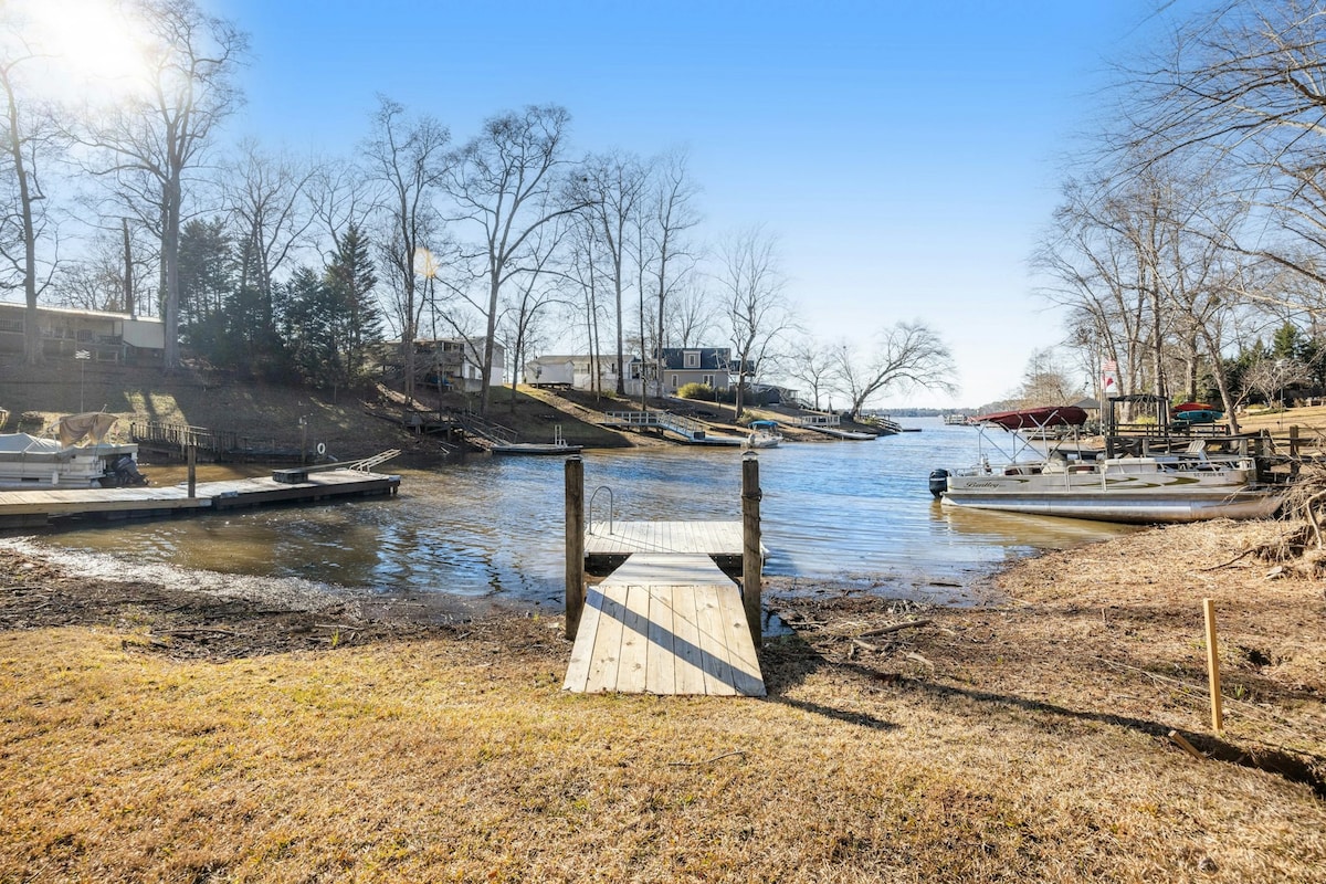 3BR lakeside stay with dock, large deck, & AC