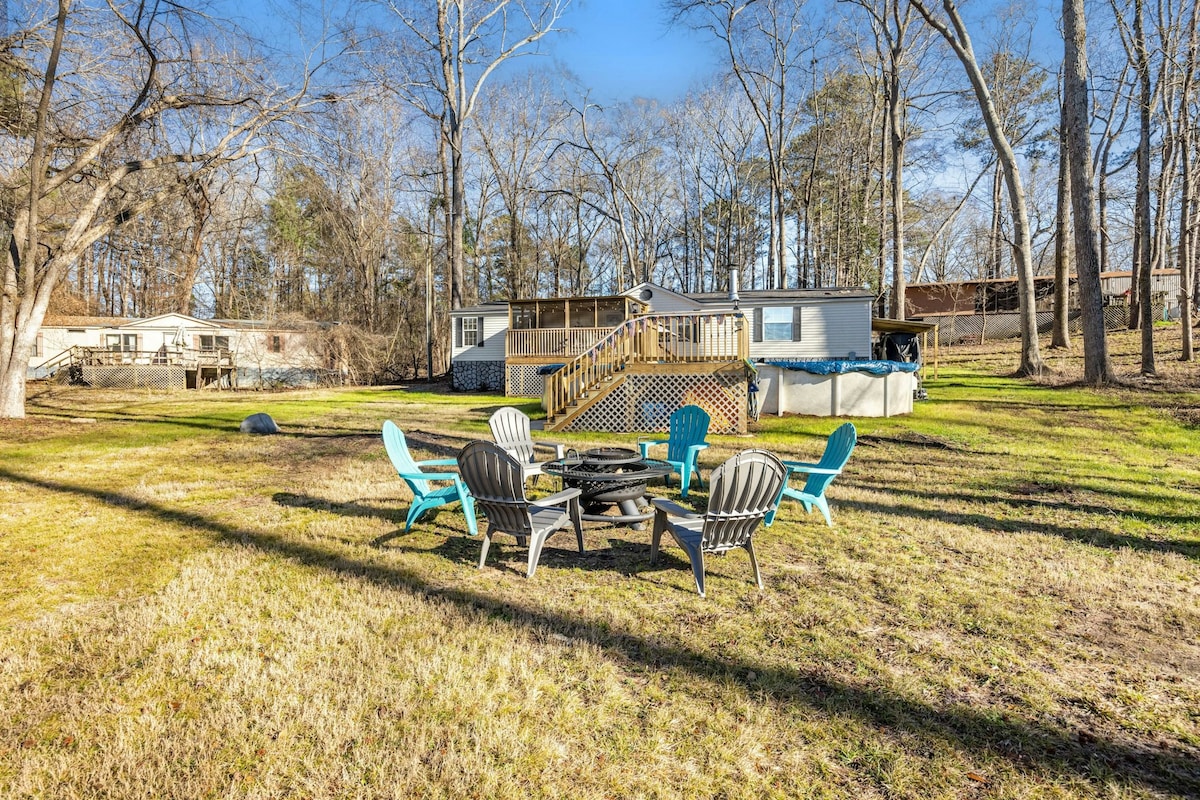3BR lakeside stay with dock, large deck, & AC
