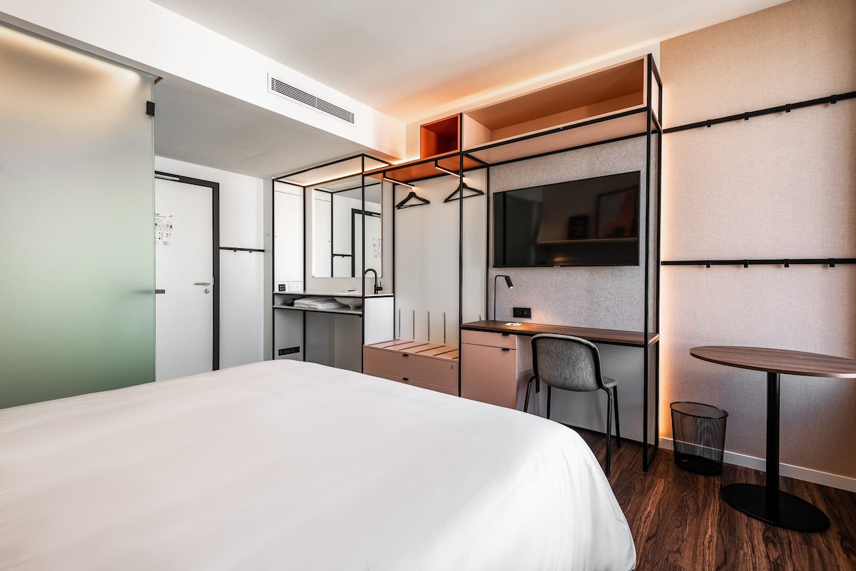 Trendy Urban-Styled Suite in Prime Antwerp Locati