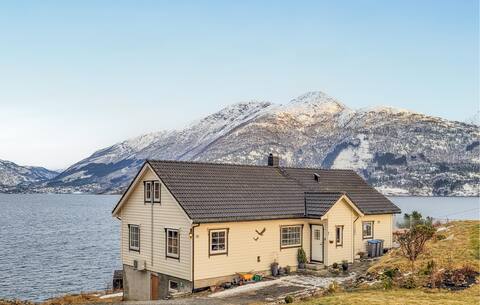 4 bedroom awesome home in Tørvikbygd