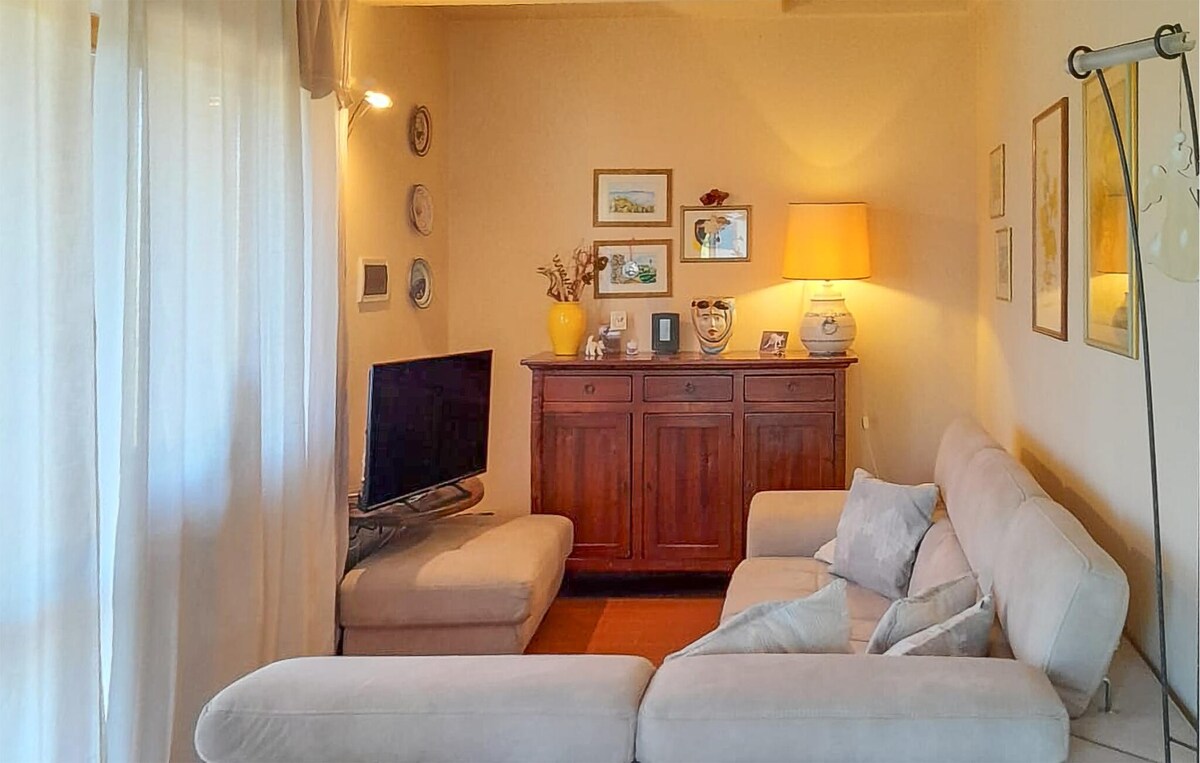 Cozy apartment in Montescudaio with kitchen