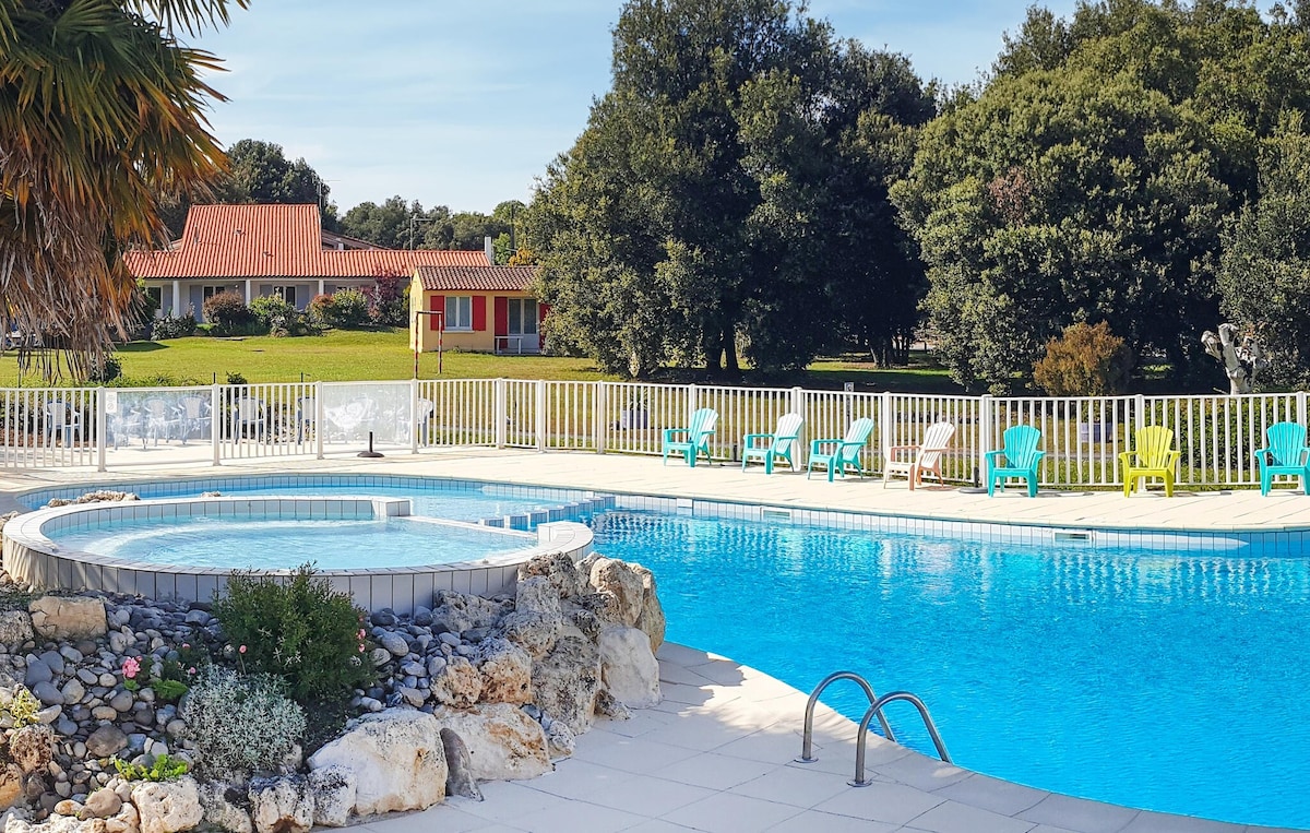 Lovely home with outdoor swimming pool