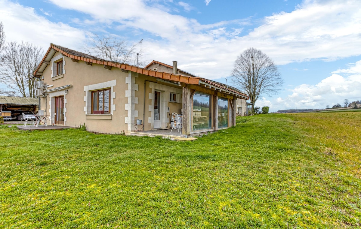 Awesome home in Scorbé-Clairvaux with Wi-Fi