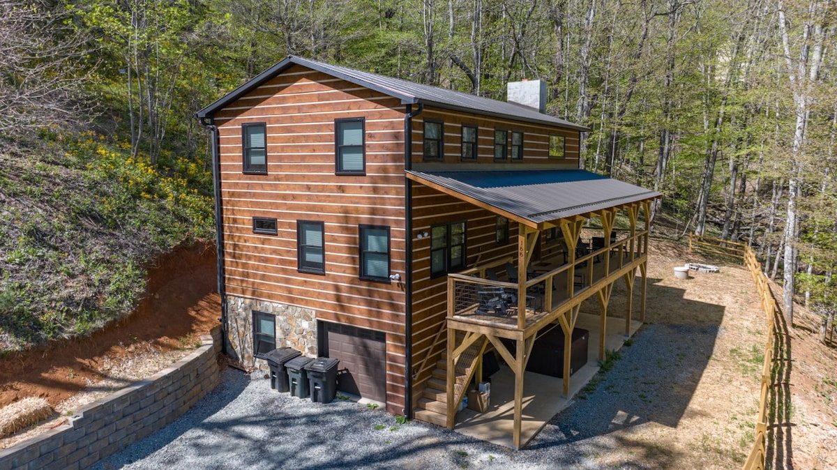 Steps2town, secluded Mountainview Cabins, sleeps20