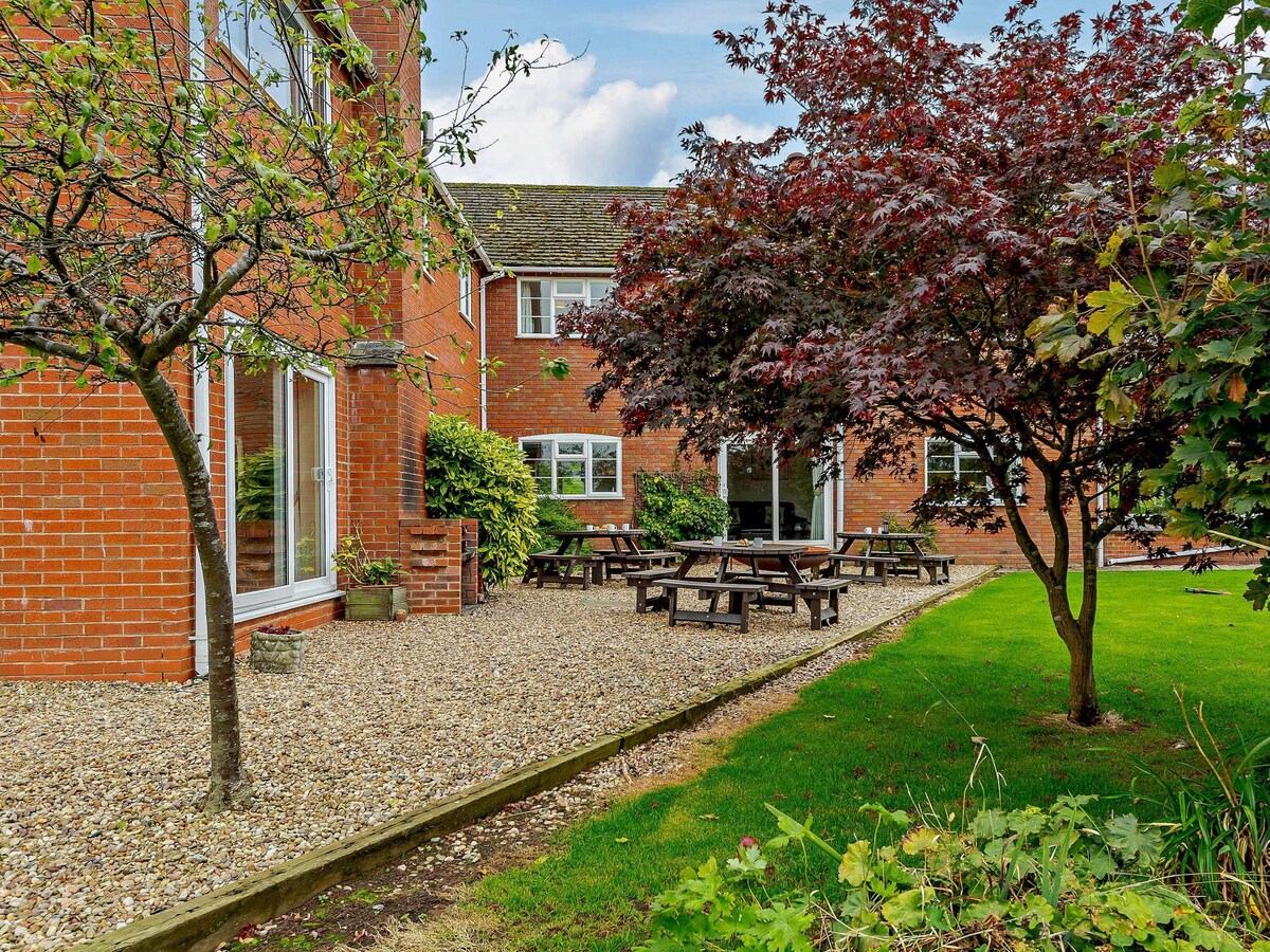 9 Bed in Cleobury Mortimer  (93278)