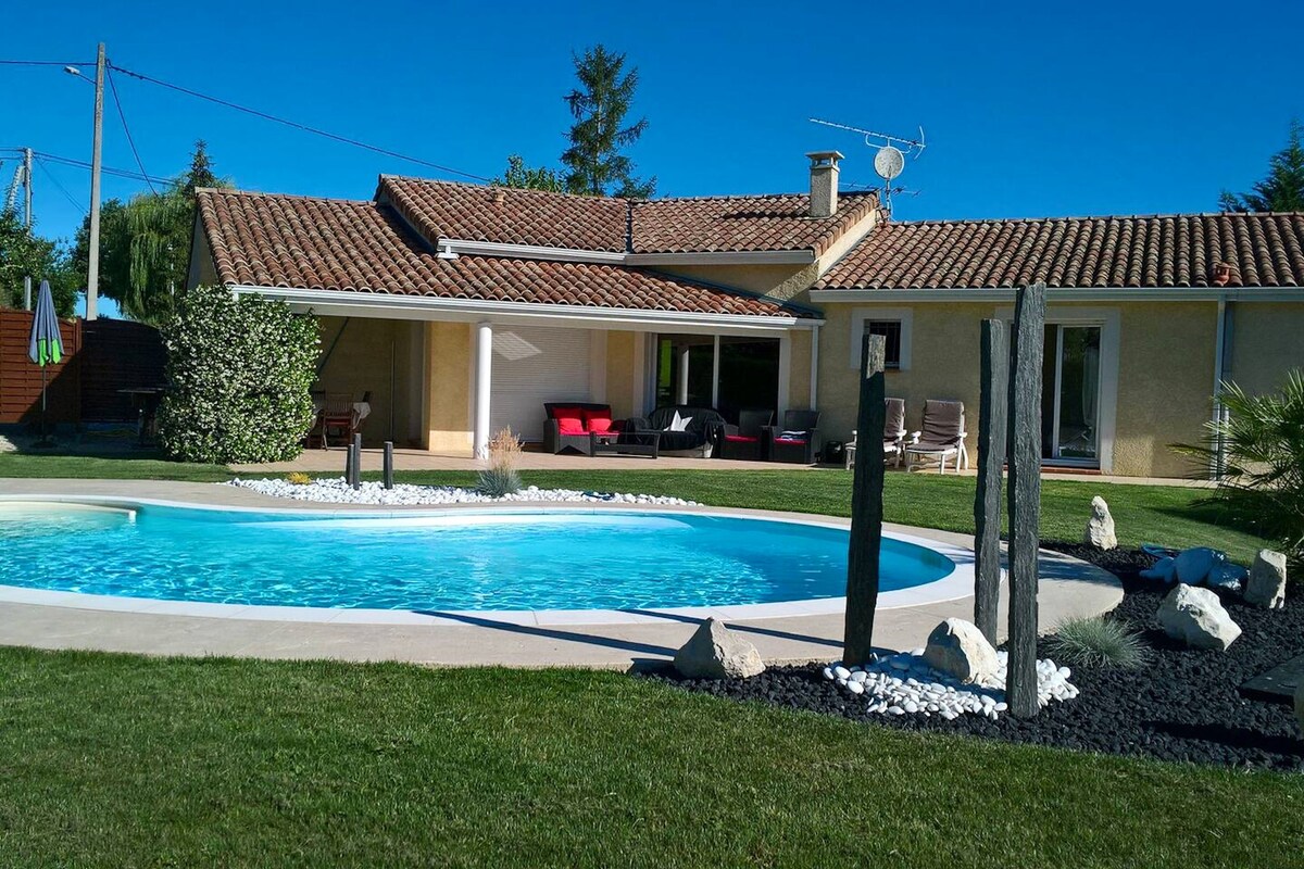 Villa for 8 ppl. with swimming-pool at Paulhac