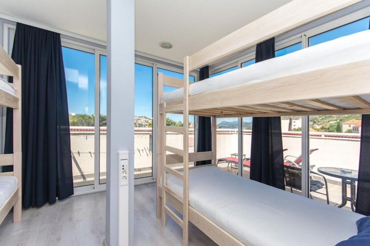 Bed in 6-Bed Mixed Dormitory Room with Sea View