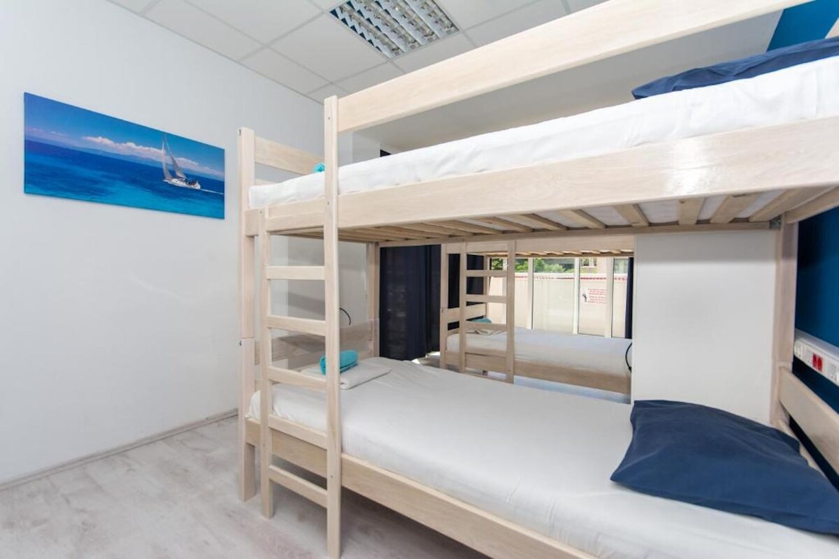 8床混合宿舍房的床位，可欣赏海景4