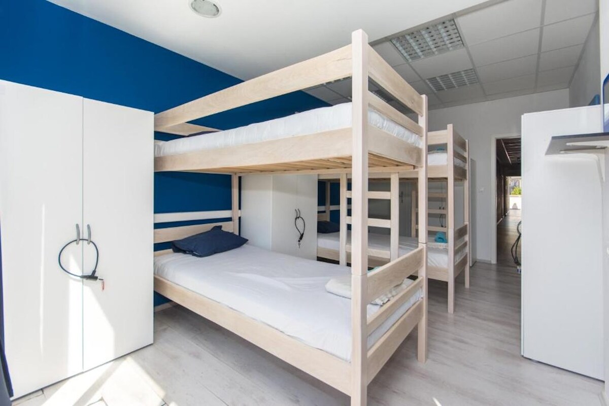8床混合宿舍房的床位，可欣赏海景7