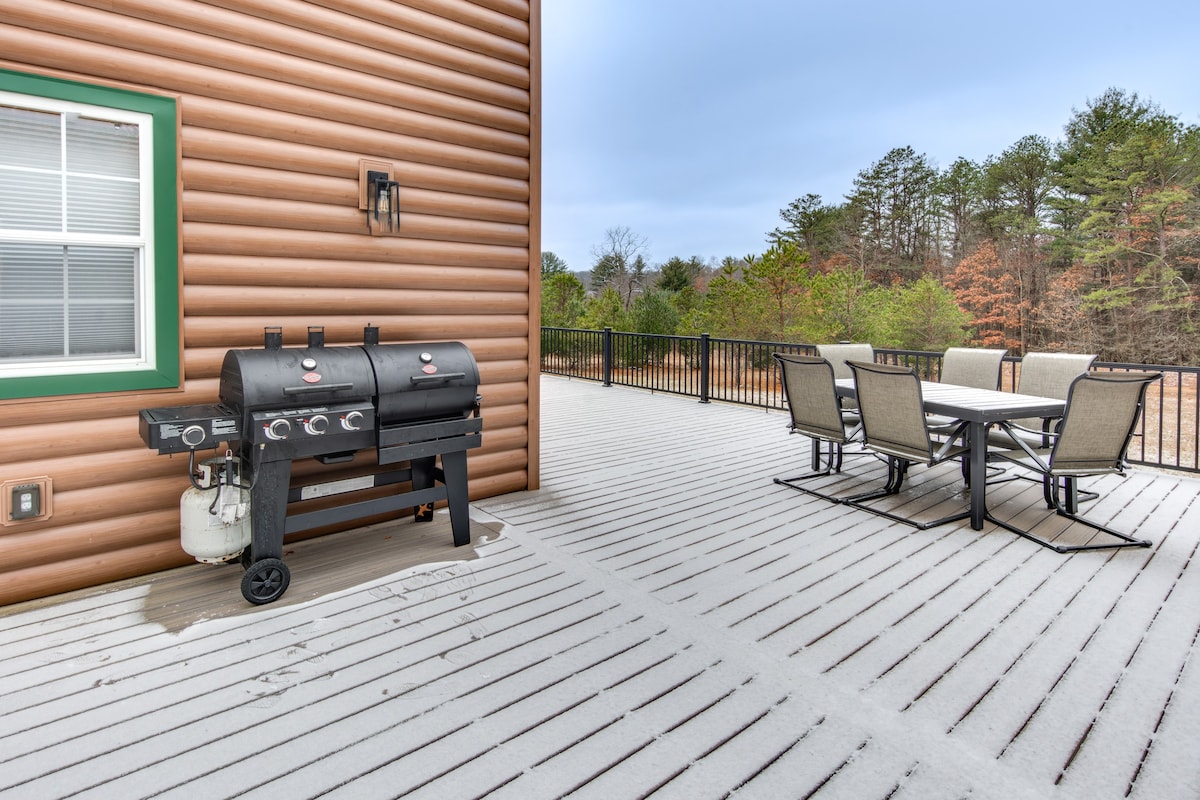 Pet-Friendly Houtzdale Hideaway w/ Gas Grill!