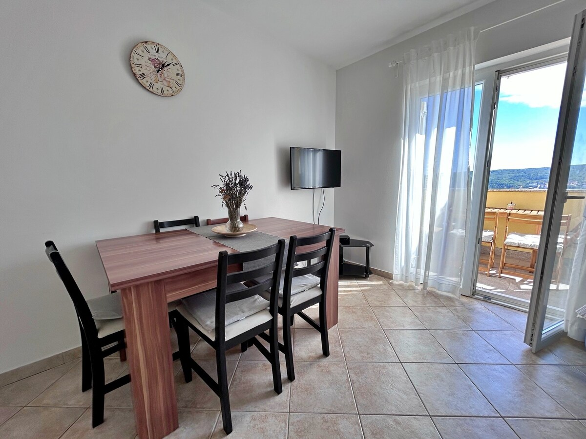 A-22046-e Two bedroom apartment with balcony and