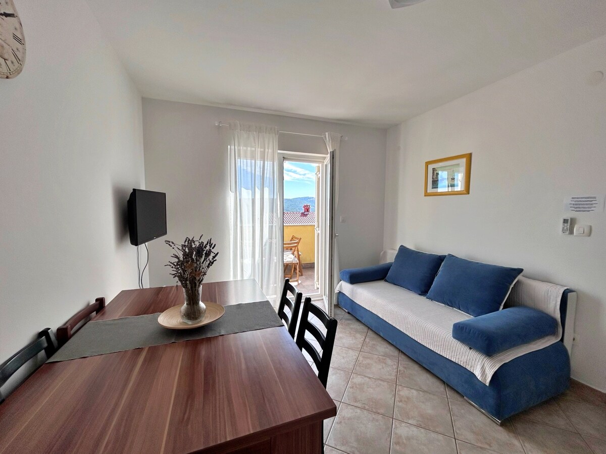 A-22046-e Two bedroom apartment with balcony and