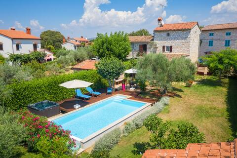 Rustic Villa Casa Rossa with jacuzzi in Porec