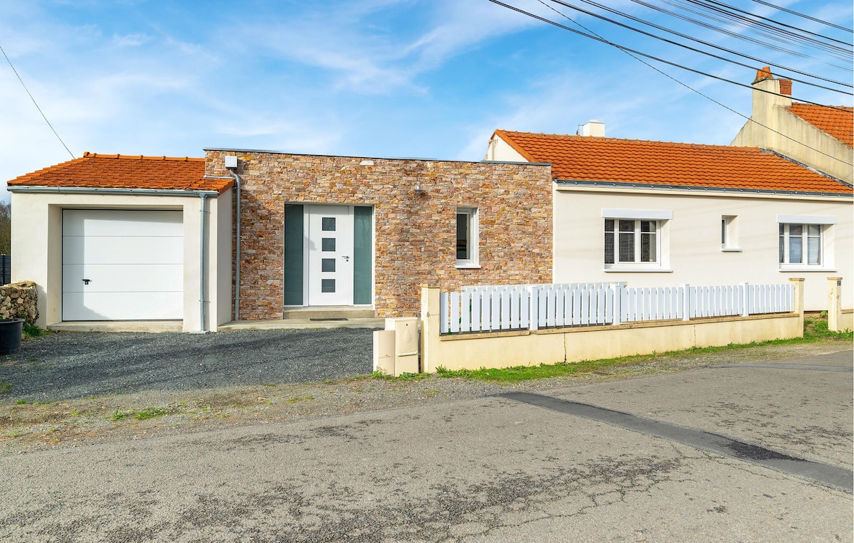 Awesome home in Saint-Brevin-les-Pins with kitchen