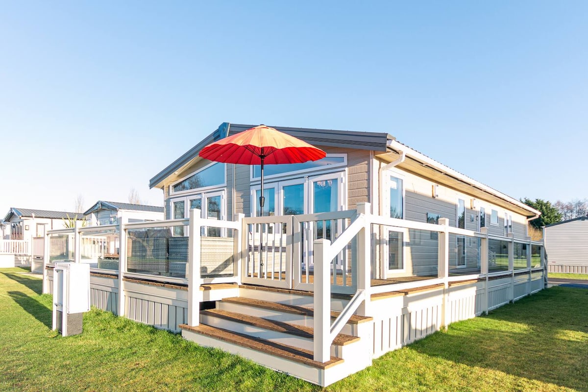 Lakeside Gem Lodge with Hot Tub