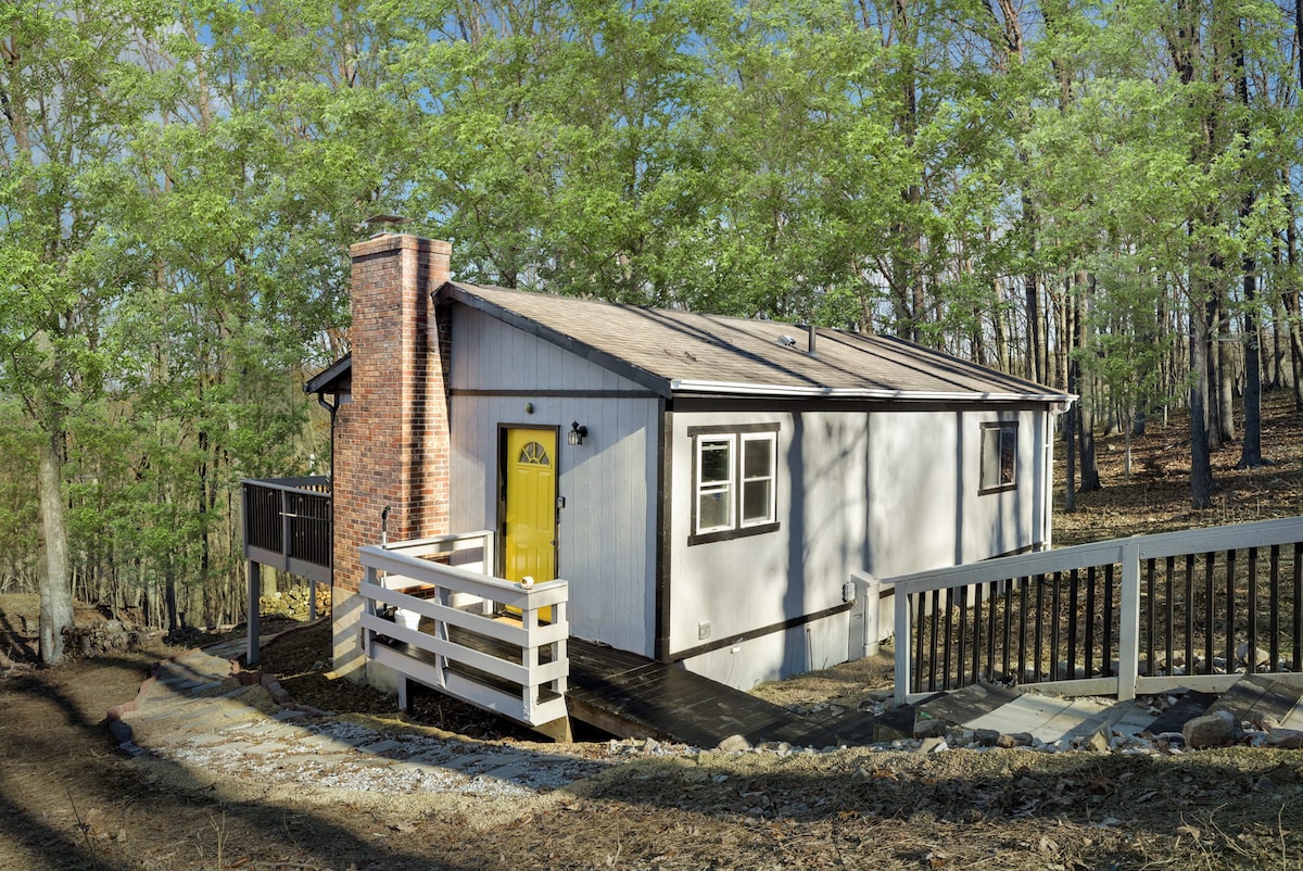 僻静的小木屋，带宽敞的露台、火坑、烤架和无线网络