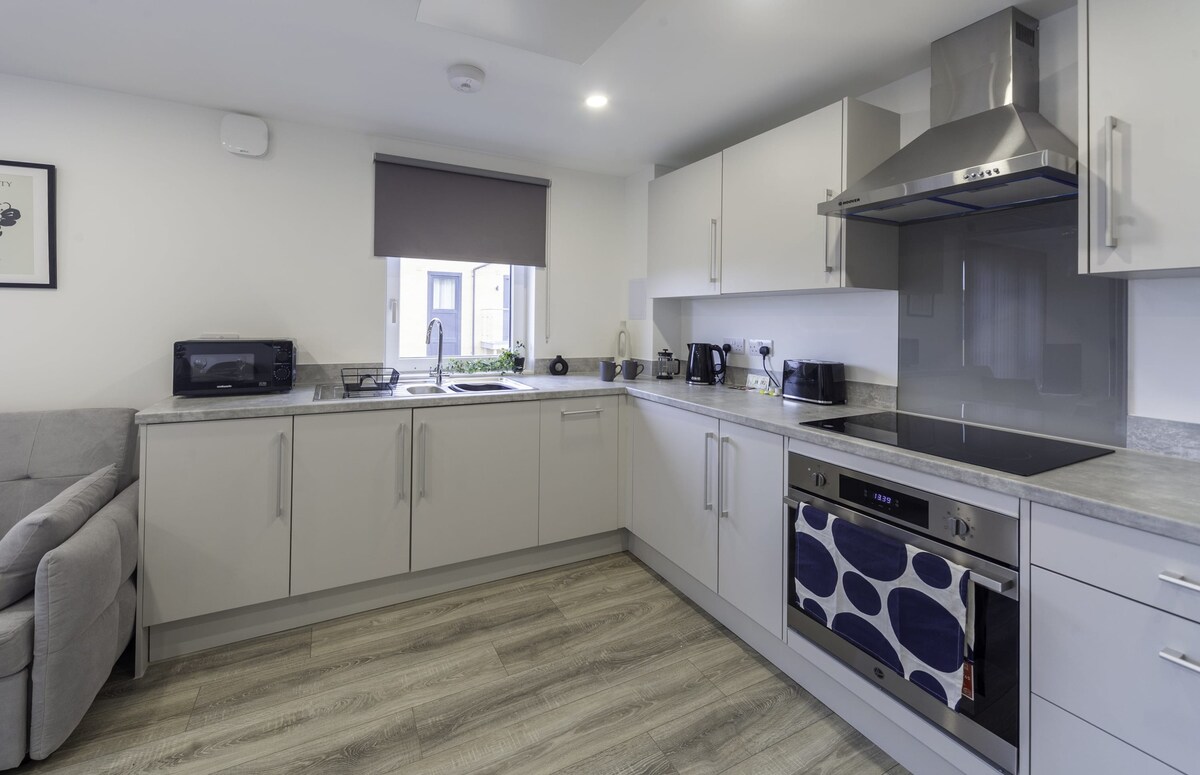 Modern and Bright 2 Bed Apartment in Ashford