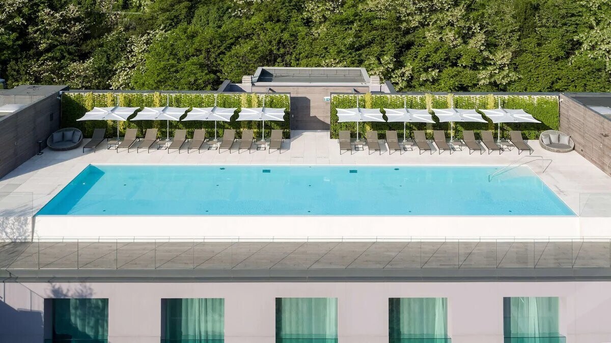 Italy Retreat: Infinity Pool, Spa, Near Villa Olmo