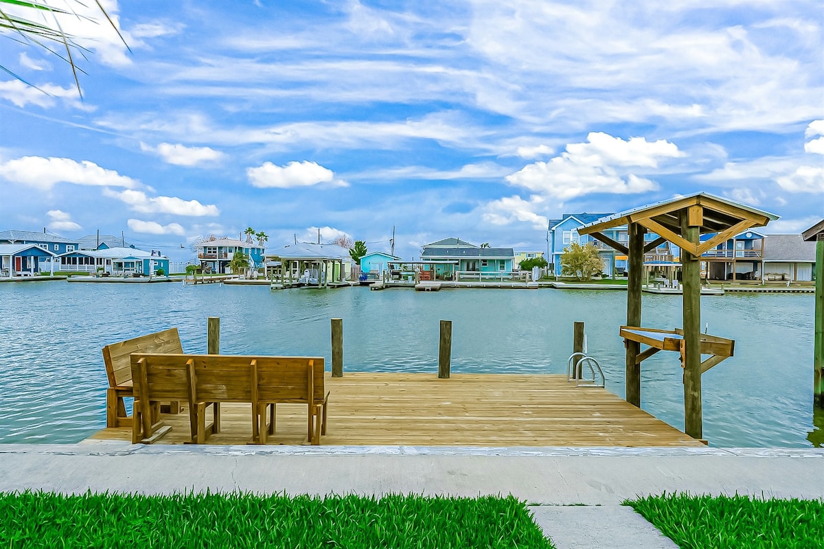 4BR waterfront retreat with dock & jet ski ramp