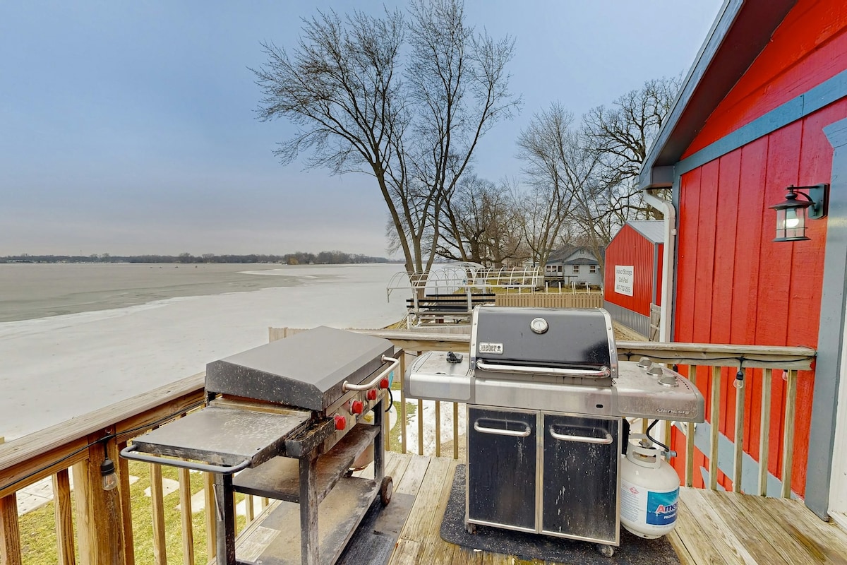 3BR lakefront dog-friendly with kayaks/water toys