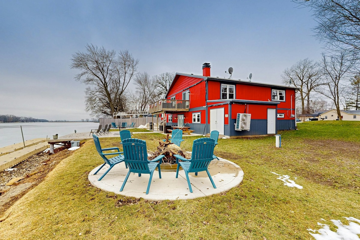 3BR lakefront dog-friendly with kayaks/water toys