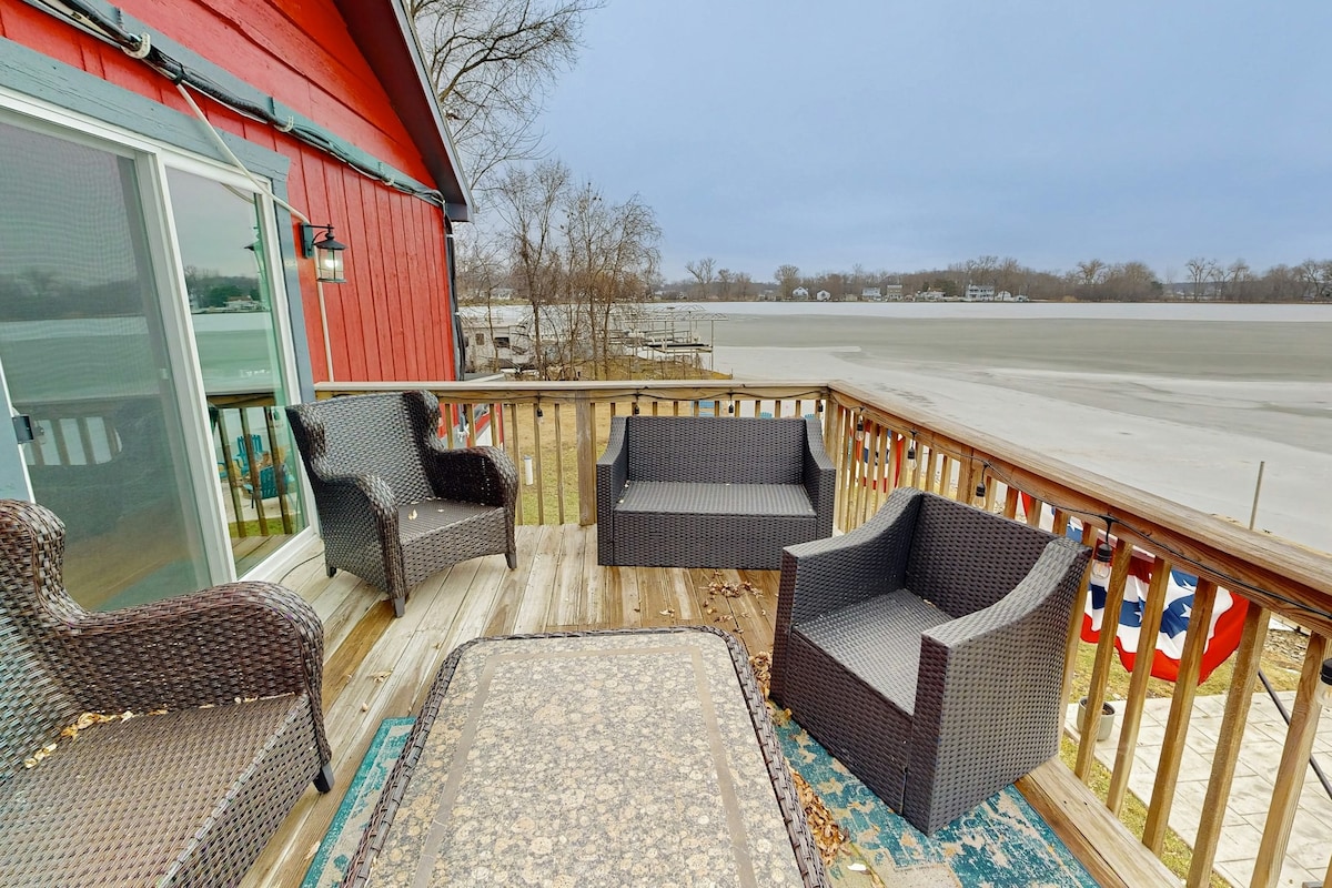 3BR lakefront dog-friendly with kayaks/water toys