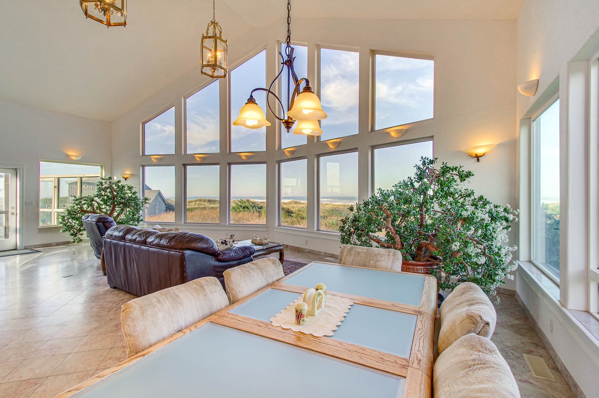 Oceanfront Oregon Home w/ Sunroom & Game Room