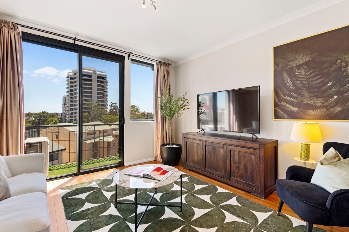 East Perth Luxe Penthouse | Views & Style