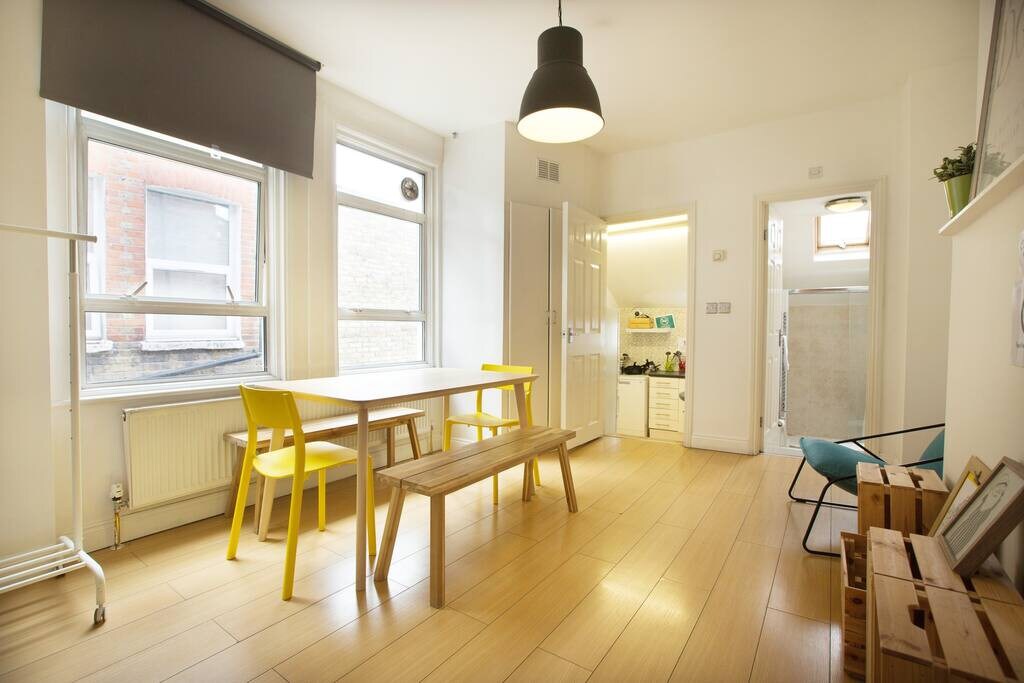 Tooting Broadway Studios by DC London Rooms S1