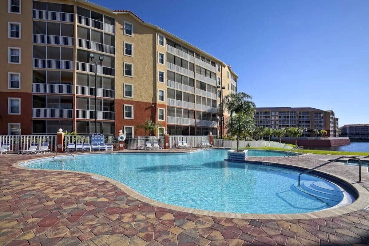 Familiar 2 bedroom with pools and near Disney!