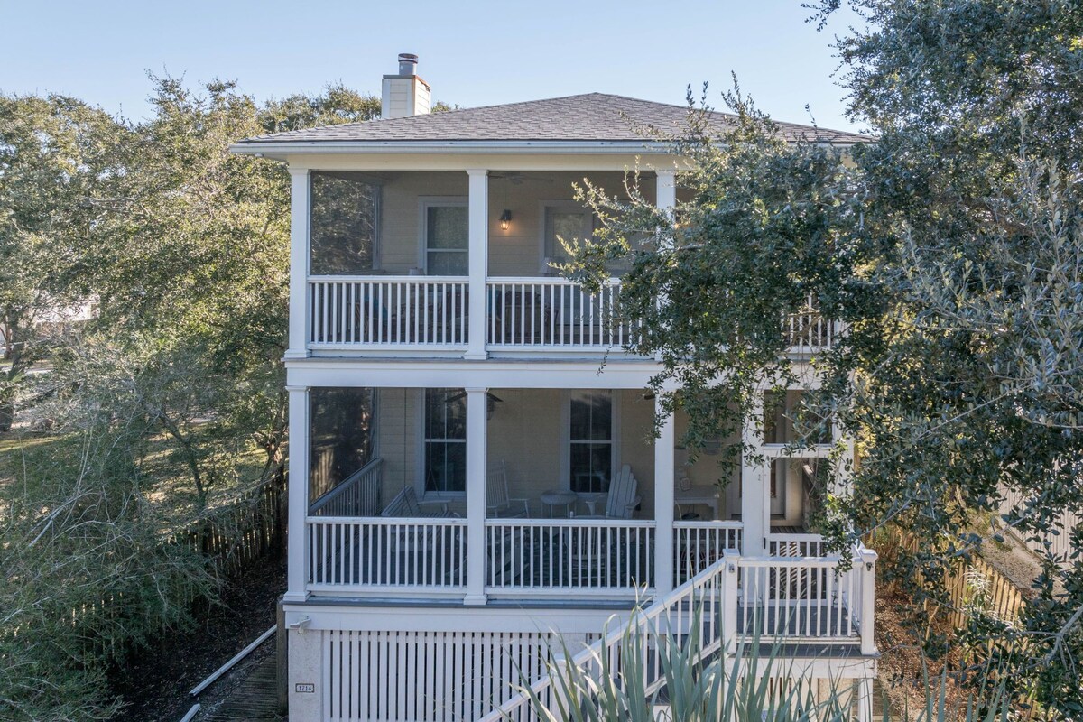 Home Close to Pier & Beach with Screened-in Porch!