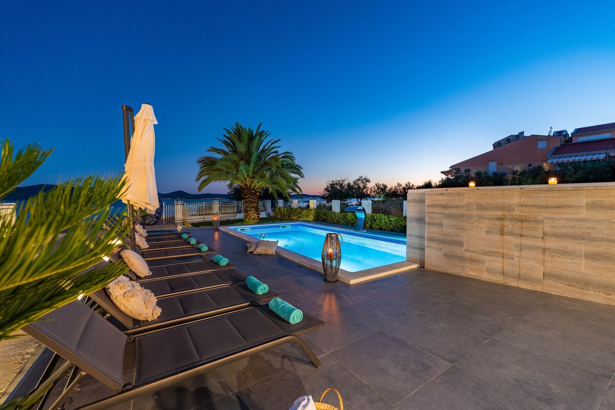 K-22250 Seaside luxury villa with a swimming pool