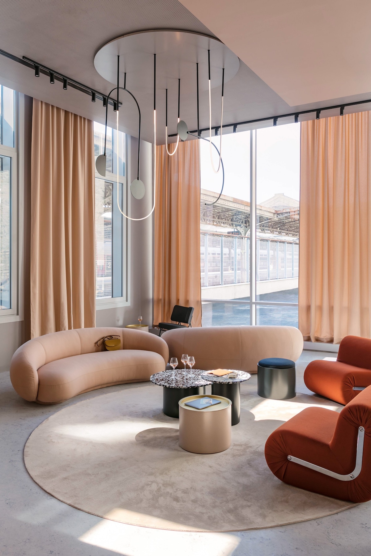 Beautiful room along the tracks of Gare de l'Est