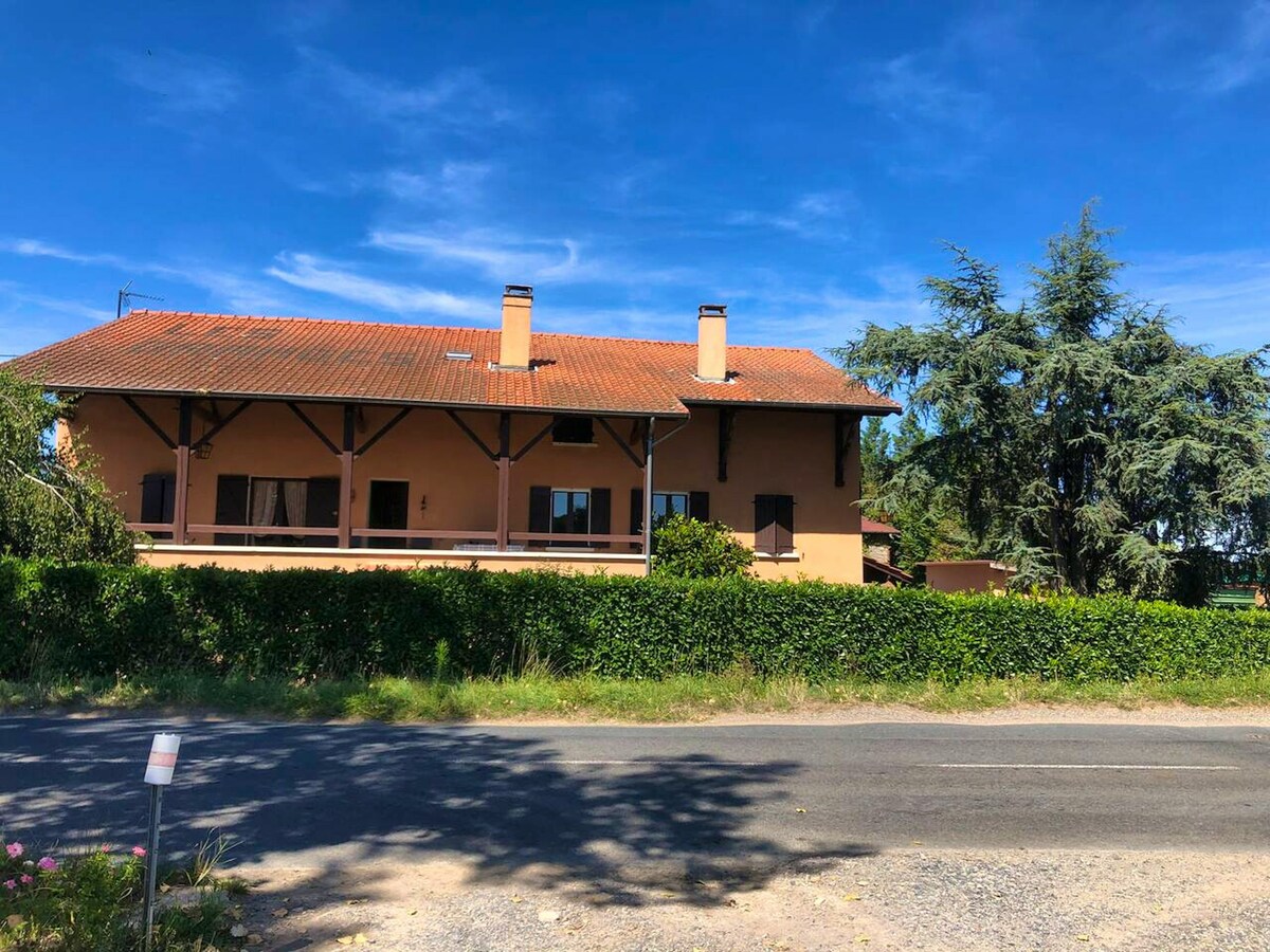 House for 10 ppl. at Saint-Étienne-des-Oullières