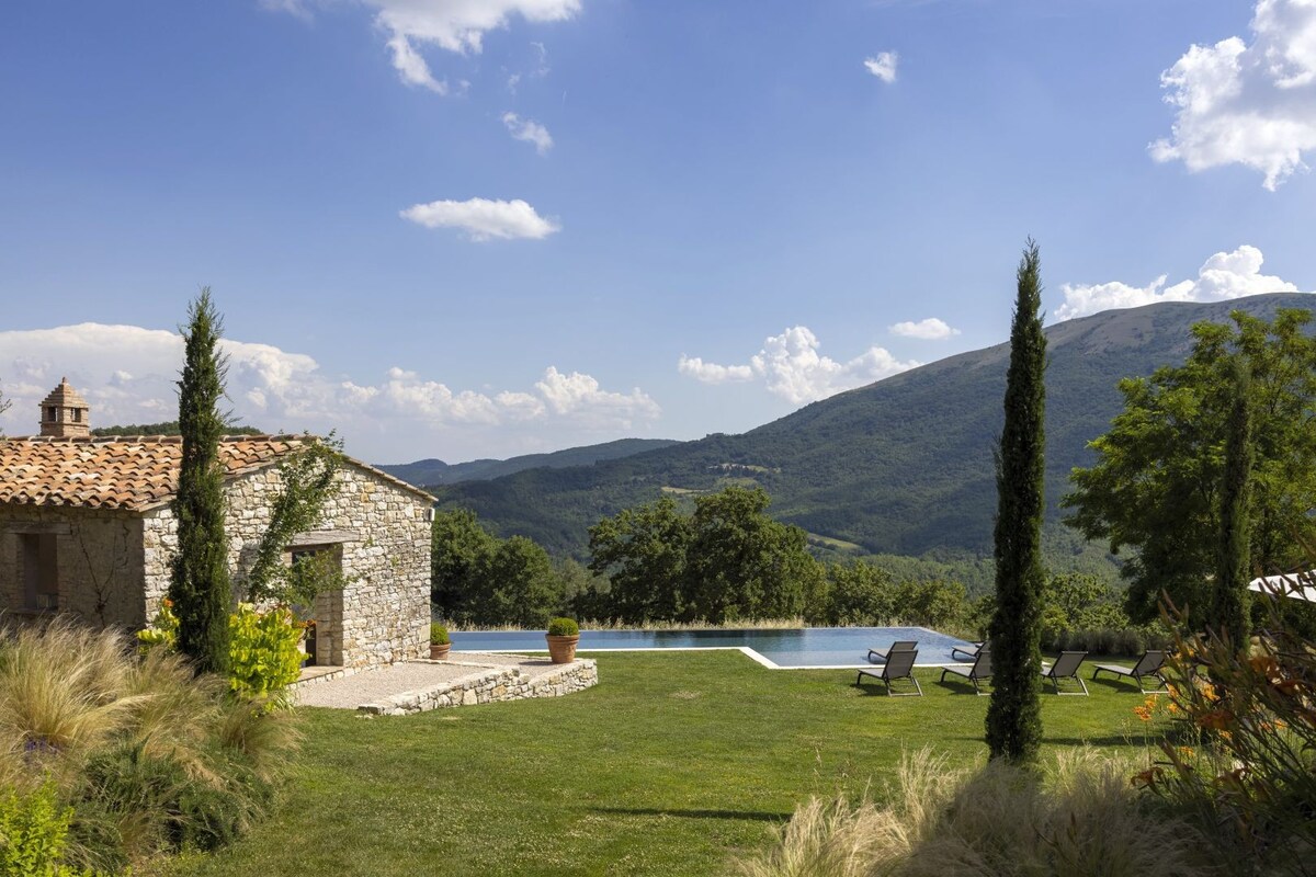 Outstanding villa Penna with panoramic view in Umb