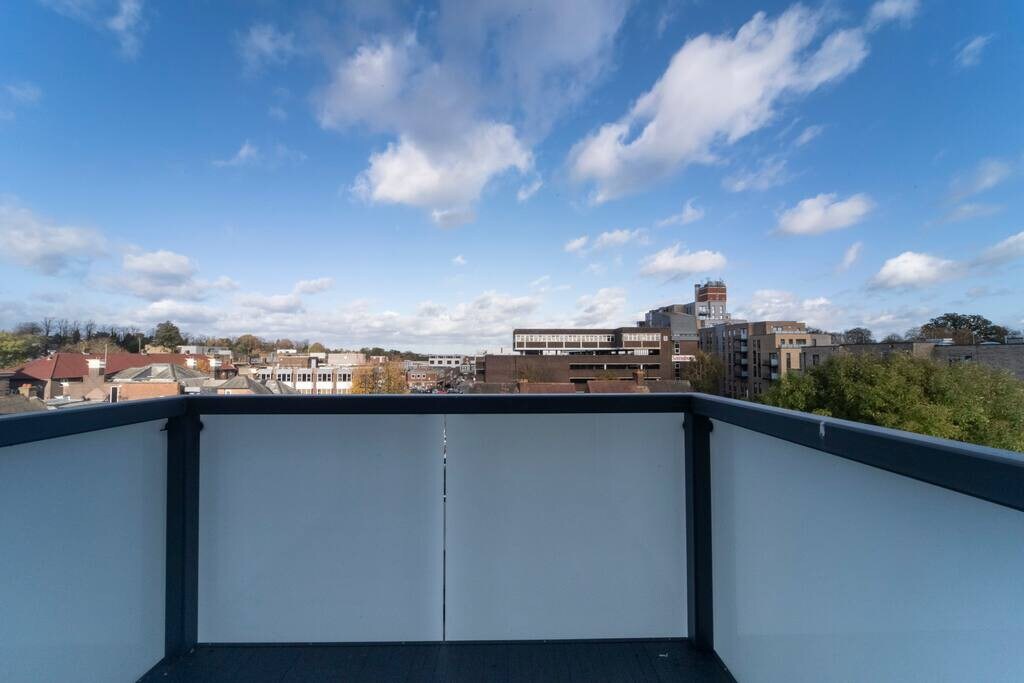 Cosy NEW Studio with Balcony & Free Parking + Lift