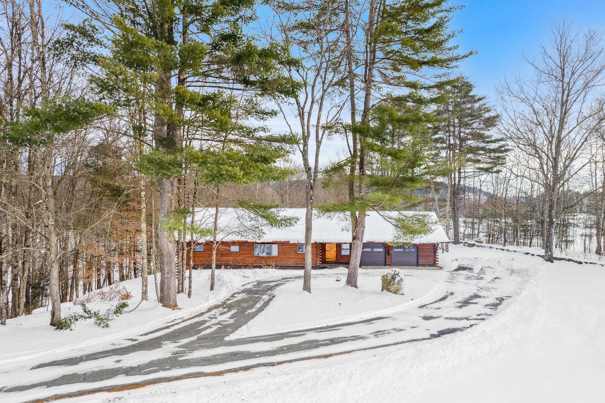 Relaxing Log Cabin w/ wonderful views, large yard