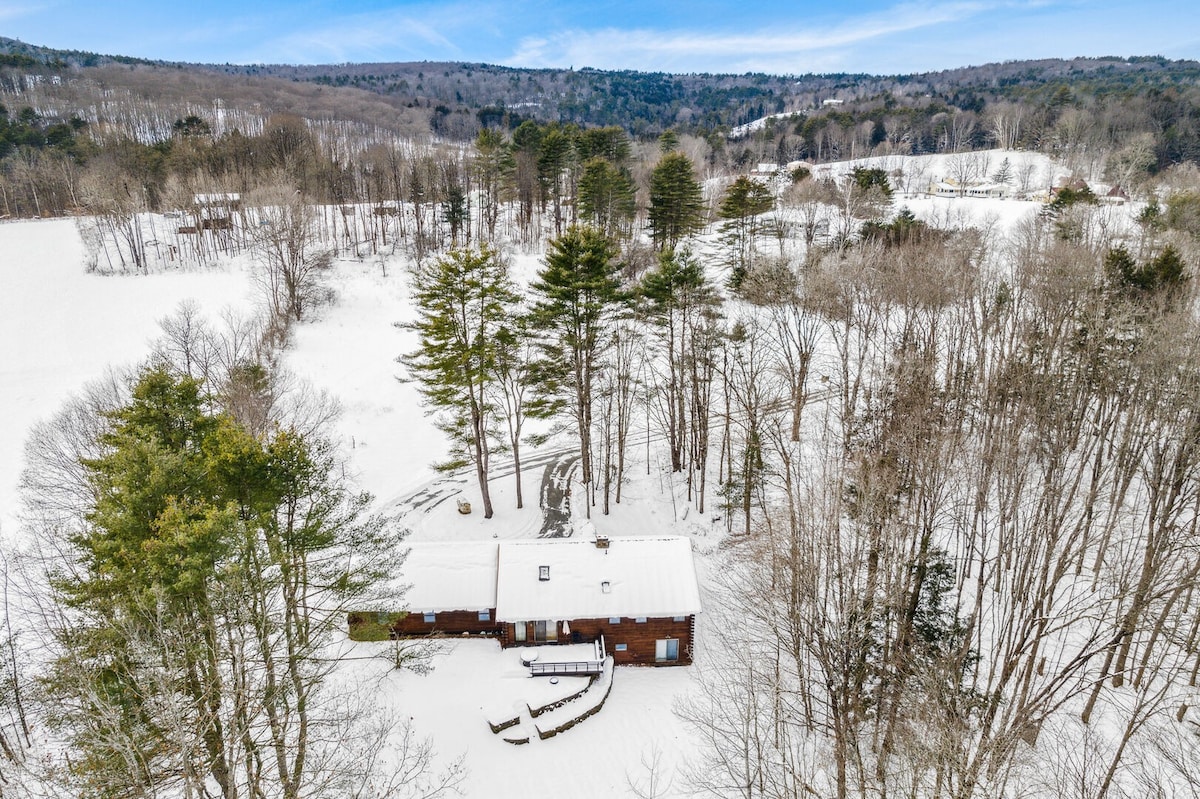 Relaxing Log Cabin w/ wonderful views, large yard