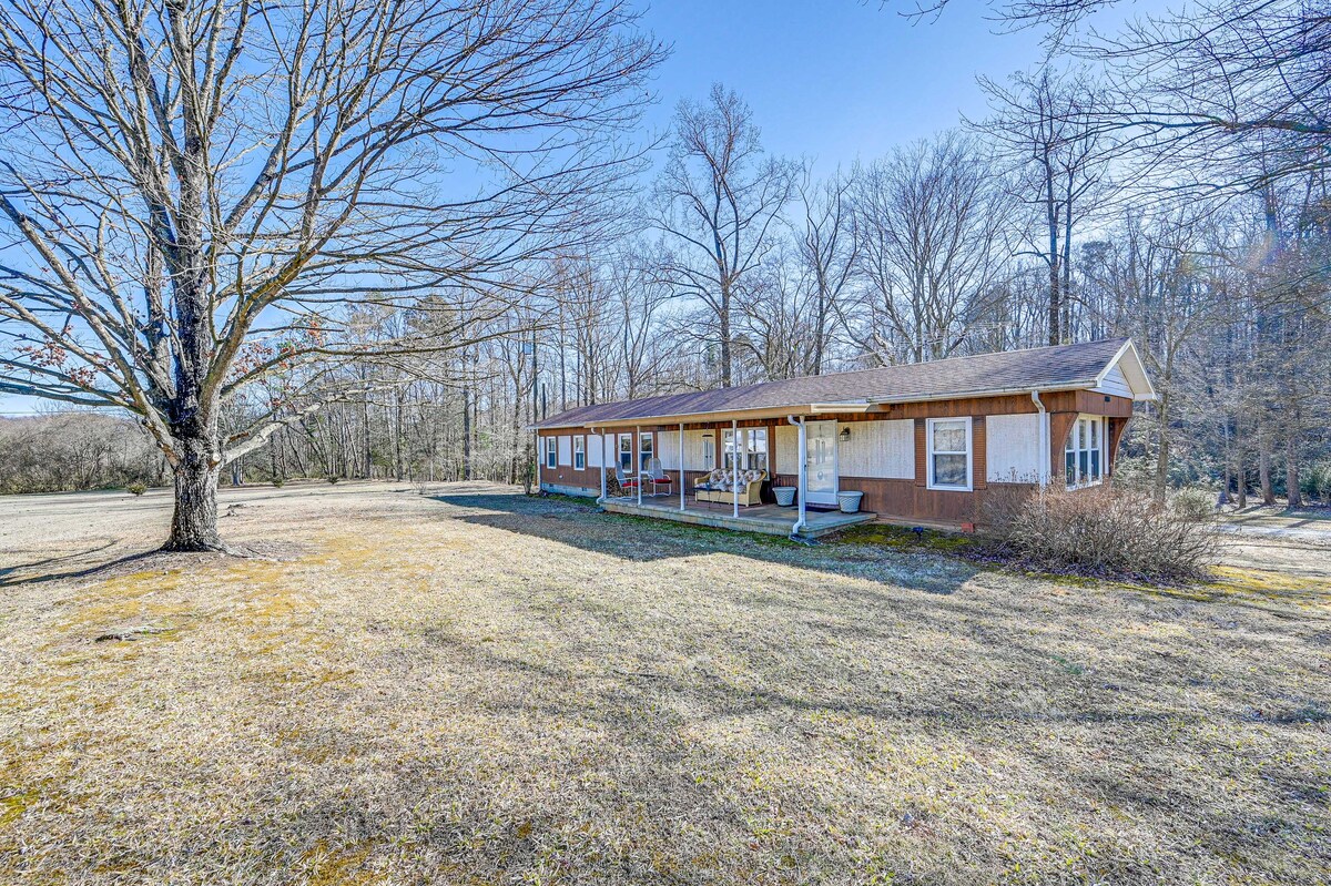 Classic Country Retreat in Ronda on 5 Acres!