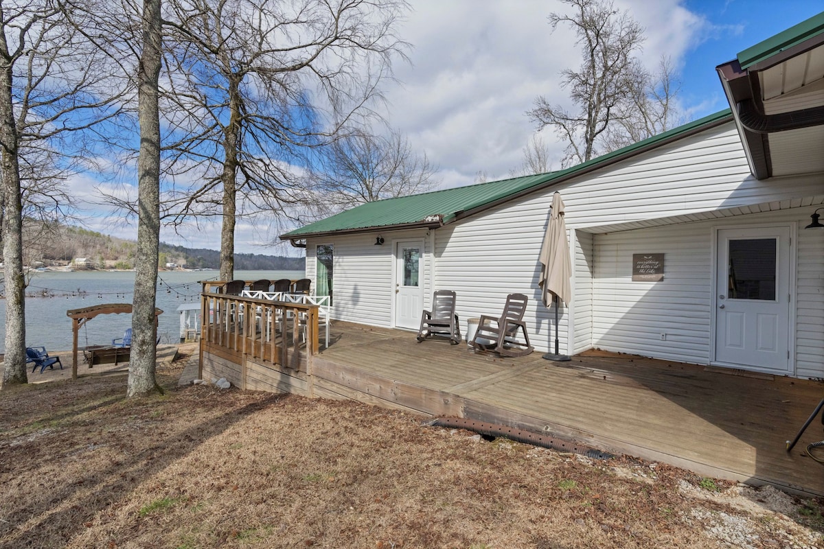 Lakefront view w/King bed/Fire pit/ Ez swim entry