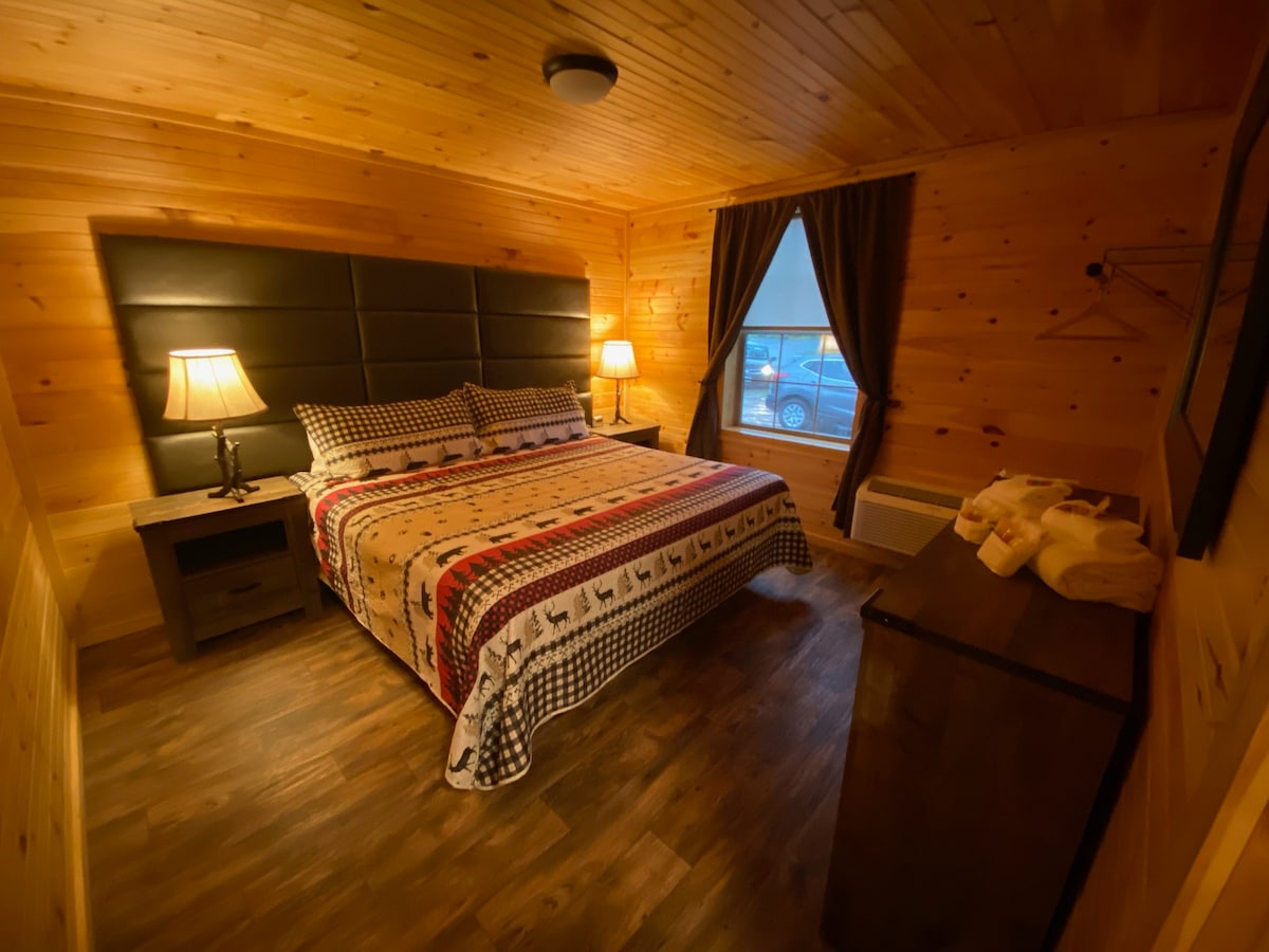 New Rustic 4 bedroom log cabin, in quiet spot!